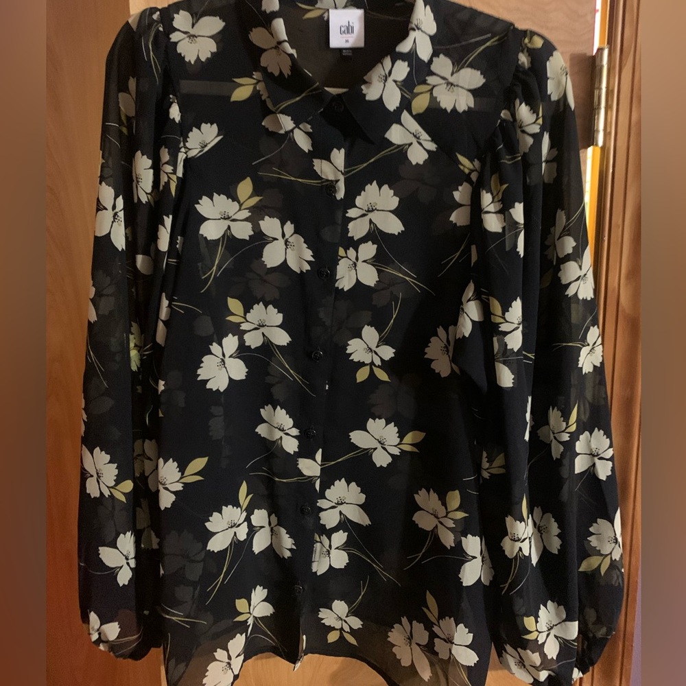 Cabi blouse
Elastic cuffs
Black see-thru with tan flowers